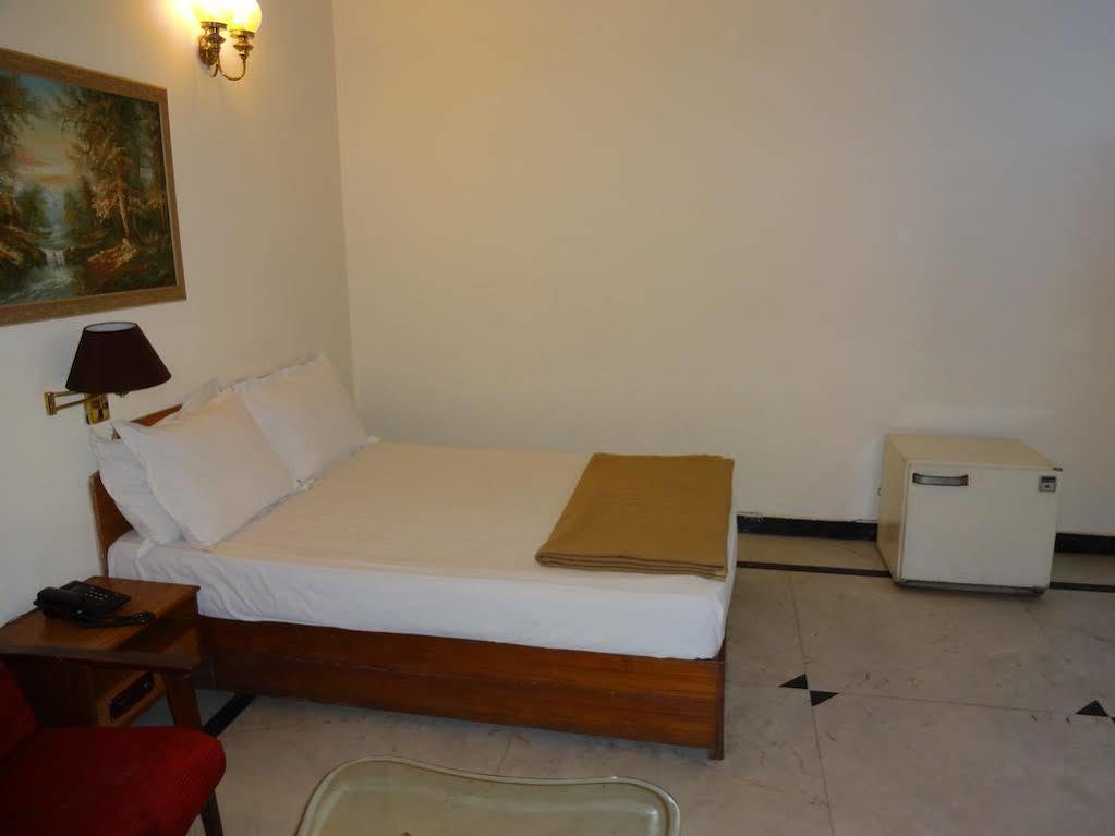 Hotel Alka Premiere Neu-Delhi Exterior foto